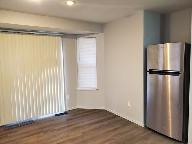 Building Photo - Updated 3 Bedroom 2 Bath Duplex In East Port Orchard