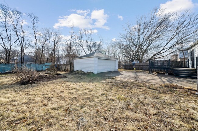 Building Photo - 3 Bedroom Bungalow - West Side