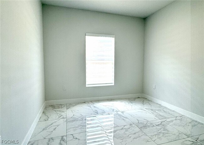 Building Photo - 825 Porter St E