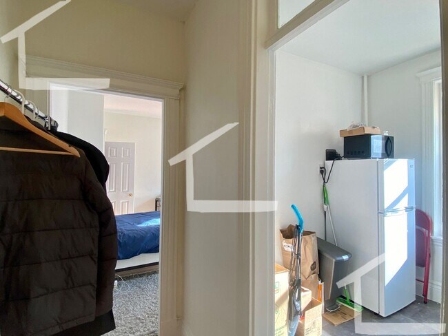 Building Photo - 6/1 Sunny charming Studio apartment just 1...