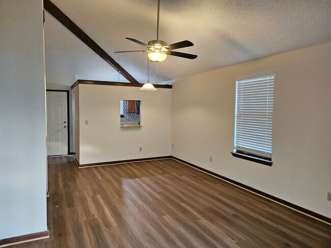 Building Photo - $1150 - 2/2 -Jefferson Square - Updated Unit!