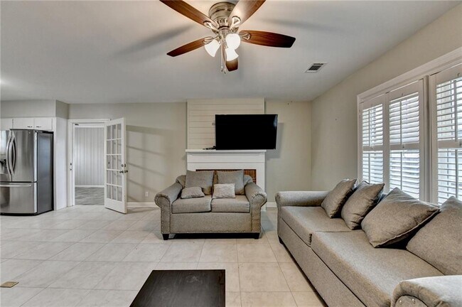 Building Photo - 8 Highland Ln