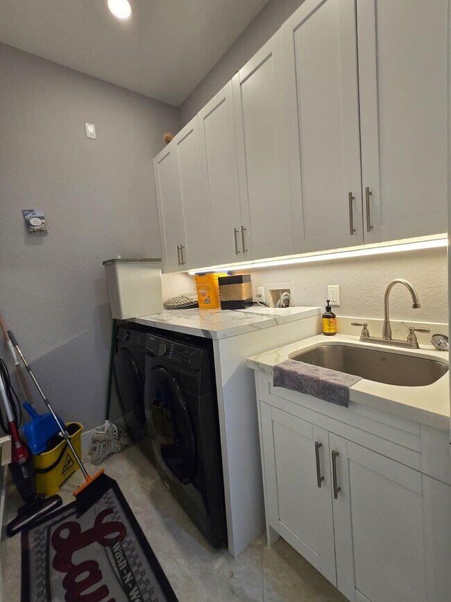Building Photo - 4102 Artesa Dr