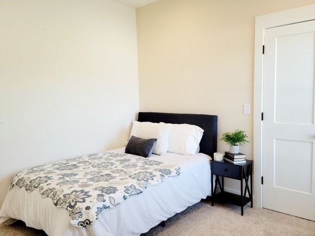 Building Photo - Modern 3-Bedroom Townhome with Pool Access Near Downtown Cookeville