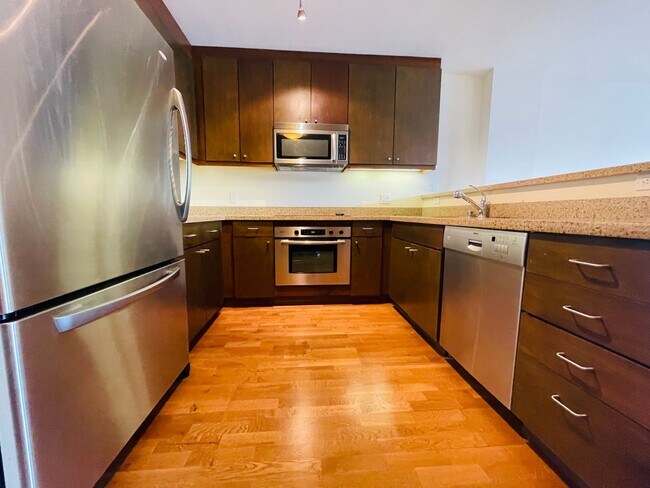 Building Photo - *New* 1 Bed & 1 Bath with Office / Den Condo in Fidi - No Parking