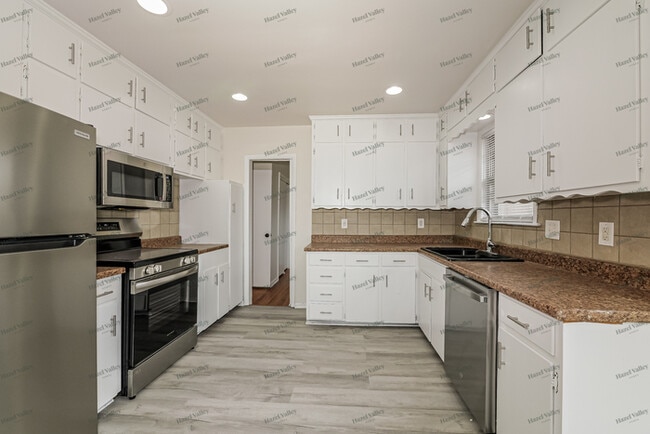 Building Photo - 9410 E 81st St