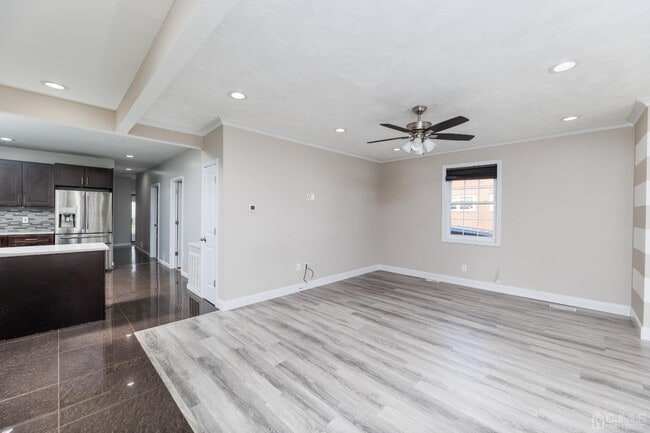 Building Photo - 52 Sharot St