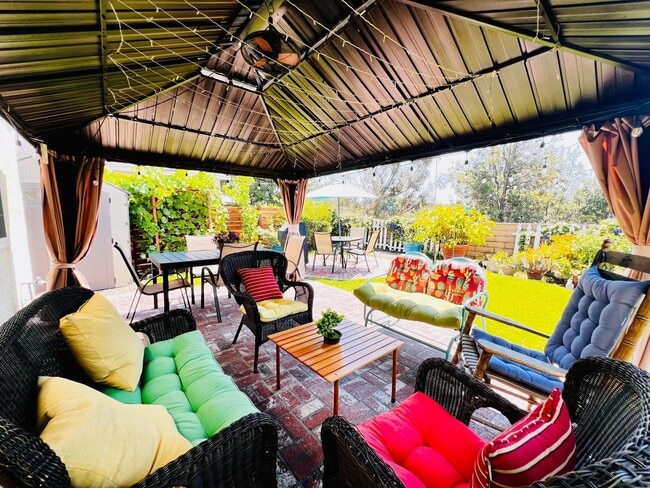 Building Photo - Beautiful 4 bedroom 2 bath House, with man...