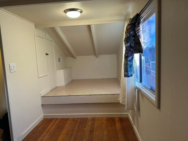 Building Photo - Epic REA - Great Home w/2 BR/1 BA Plus Bonus Loft in Mills Park Neighborhood