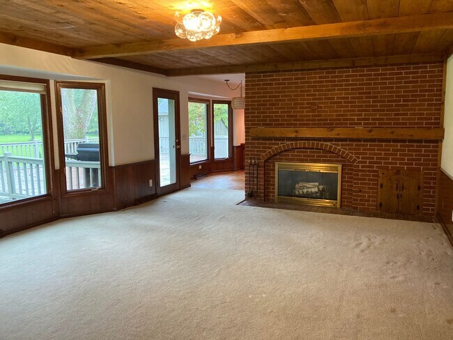 Building Photo - Beautiful Home on the Maumee River