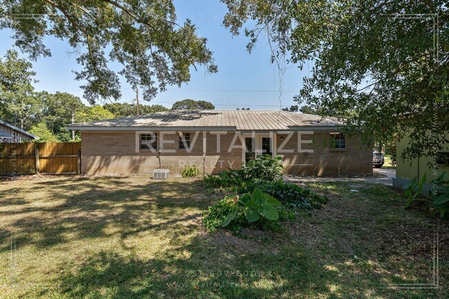 Building Photo - Brick 3BD 2BA with Large Private Yard!