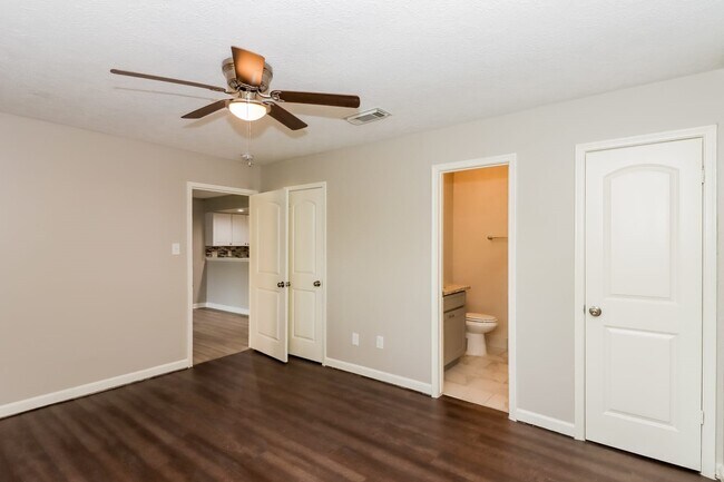 Building Photo - 2104 Yorktown Ct S