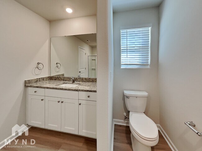 Building Photo - 155 Royal Mdw Dr