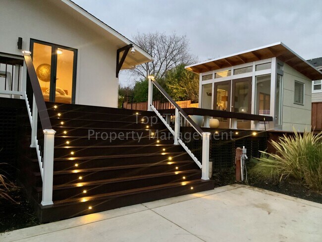 Building Photo - Beautiful, Private, Bright, Remodeled 3 Bd...