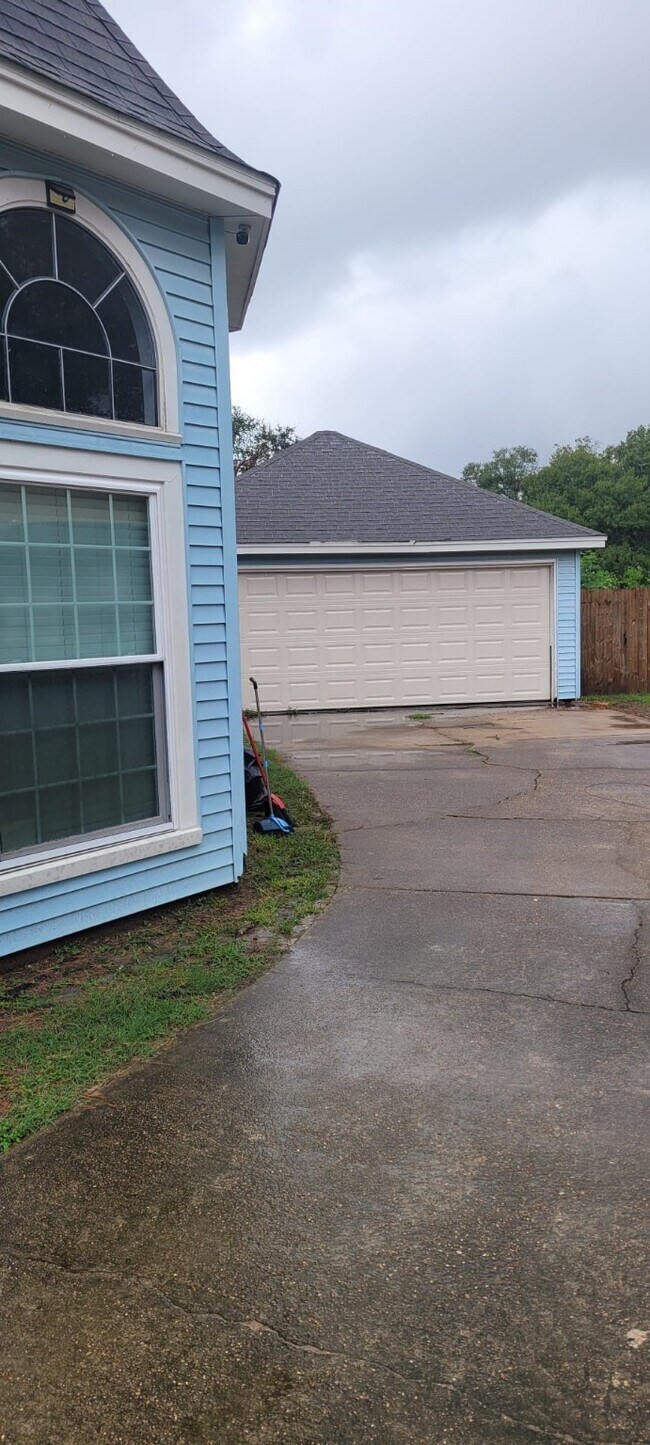 Building Photo - 12007 Carriage Ridge Ct