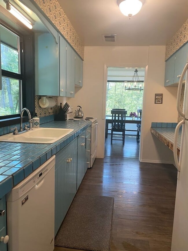 Building Photo - Fisherman's Lookout- Fully Furnished with garage only October 1st - May 31st