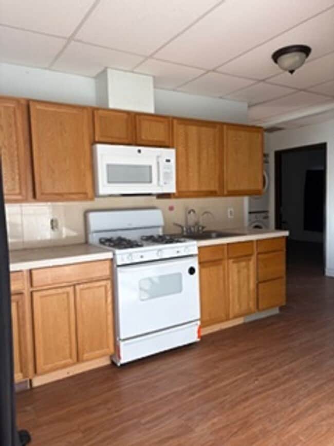 Building Photo - 2 Bed 1 Bath Duplex