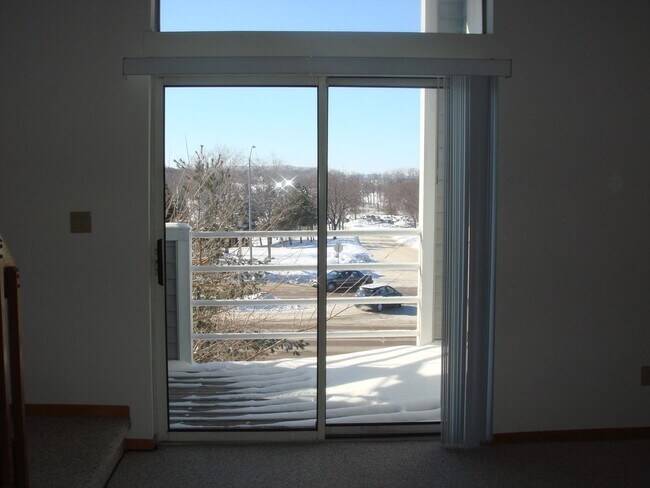 Building Photo - 2-Bedroom Apartment **AVAILABLE AUGUST 15TH**