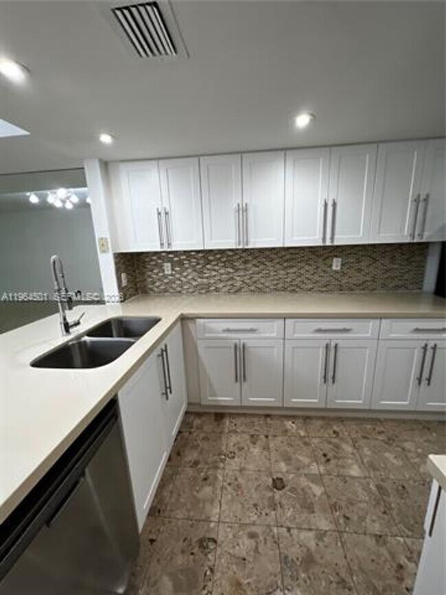 Building Photo - 1717 N Bayshore Dr