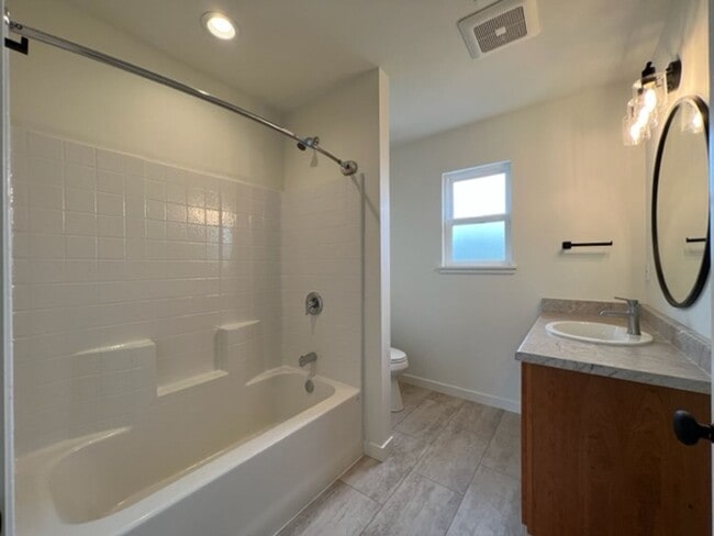 Building Photo - NEWER 3/2 Construction in Eureka! Beautifu...