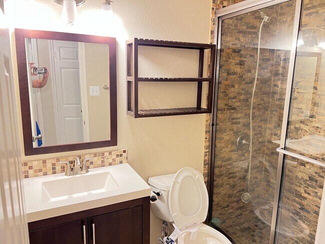 Building Photo - 2030 Waverly Glend Dr