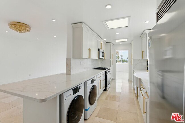 Building Photo - 321 N Oakhurst Dr