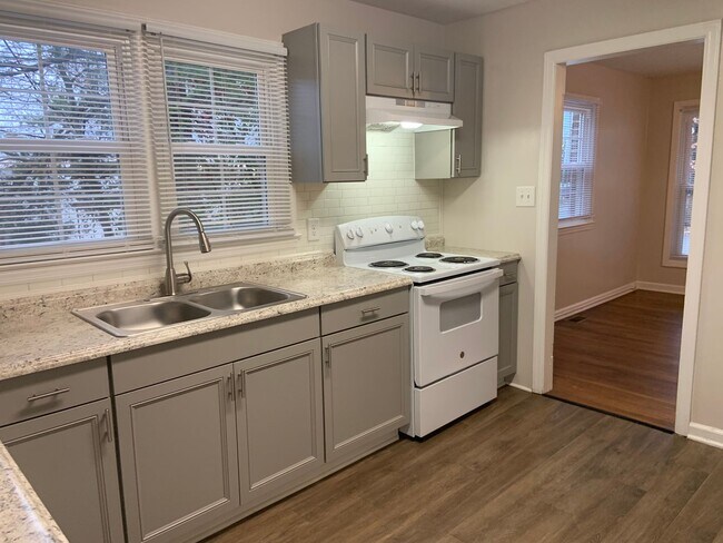 Building Photo - Renovated 3 Bedroom across from Golden Gat...