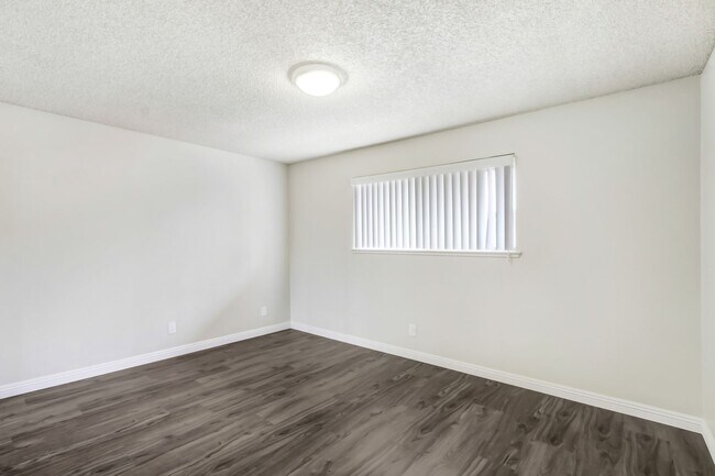 Building Photo - 2 Bed / 1 Bath Available Now!