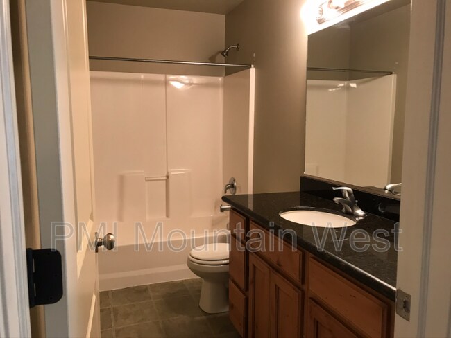 Building Photo - 1039 950 N