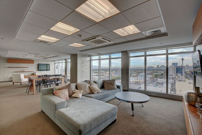 Building Photo - Spacious 3bd/2.5ba residence with City & Mountain Views