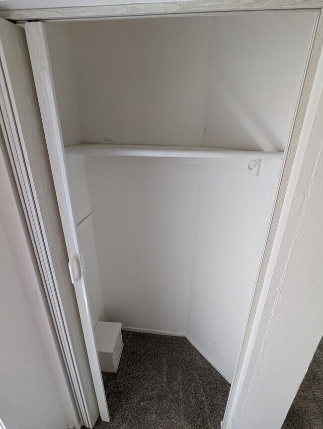 Building Photo - Cozy Two Bedroom, One and a Half Bath Townhouse