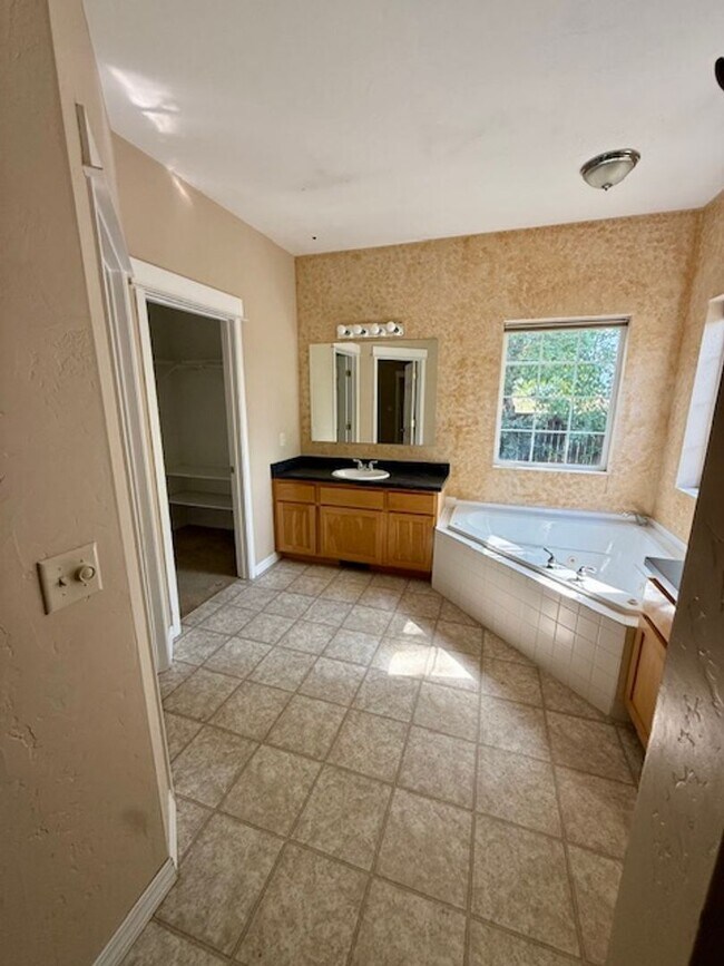 Building Photo - Beautiful 3 Bedroom 2 Bathroom House  **2 Weeks Free Rent**