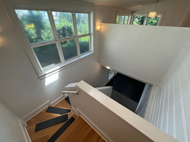 Building Photo - Charming 3 Bed 3.5 Bath home in Southwest ...