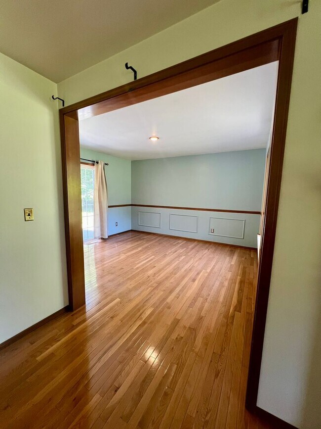 Building Photo - PENDING APPLICAITON; 3+ BD on 2 Acres - Barn Included