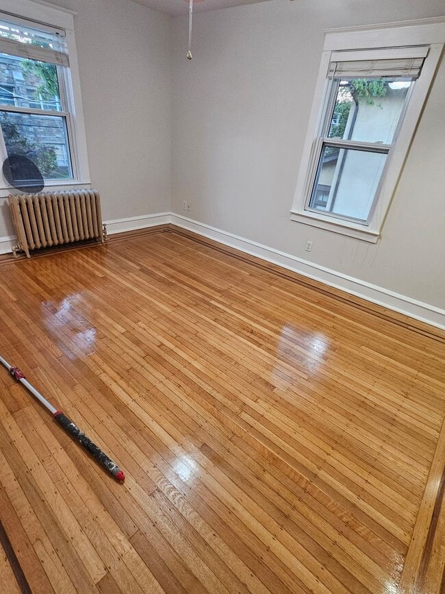 Building Photo - HALF MONTH FREE* Single family home with n...