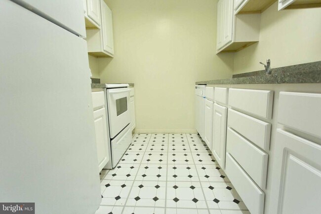 Building Photo - 2031 South St