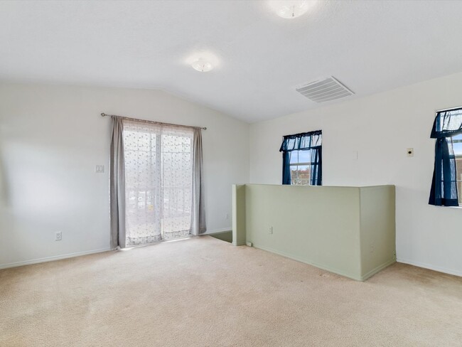 Building Photo - Charming 1 Bed / 1.5 Bath Rental Ready to ...