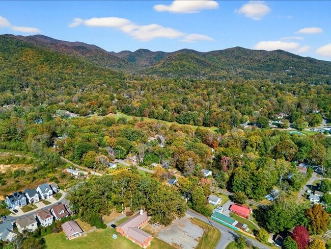 Building Photo - Wonderful Black Mountain Location-Long Term Rental