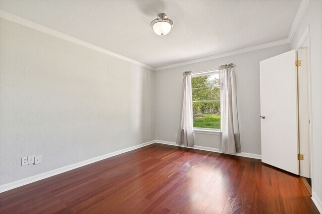 Building Photo - BEAUTIFUL 4-BEDROOM IN SUNSHINE ESTATES