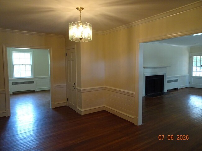 Building Photo - 3 bedrooms, 2 baths single family home