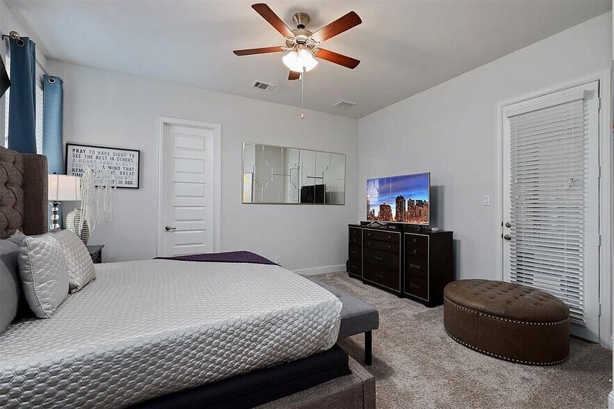 Building Photo - 2213 Laguna Dr