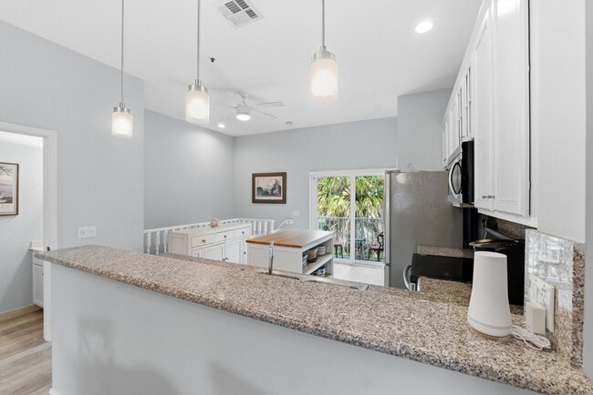 Building Photo - 2445 NE 14th St