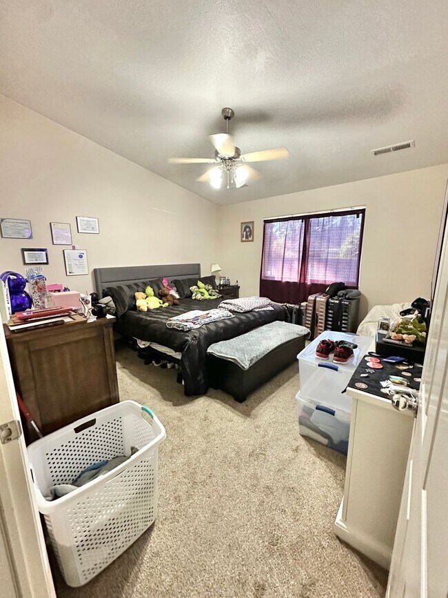 Building Photo - Charming 3 Bed, 2 Bath Home!