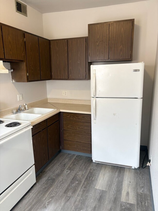 Building Photo - Spacious 2 Bedroom 1 Bath Home Across from UNC