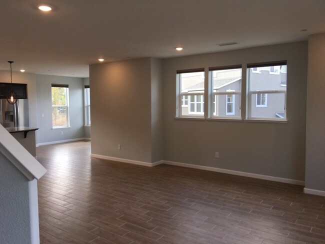 Building Photo - NW Reno Luxury End Unit Townhouse - On the...