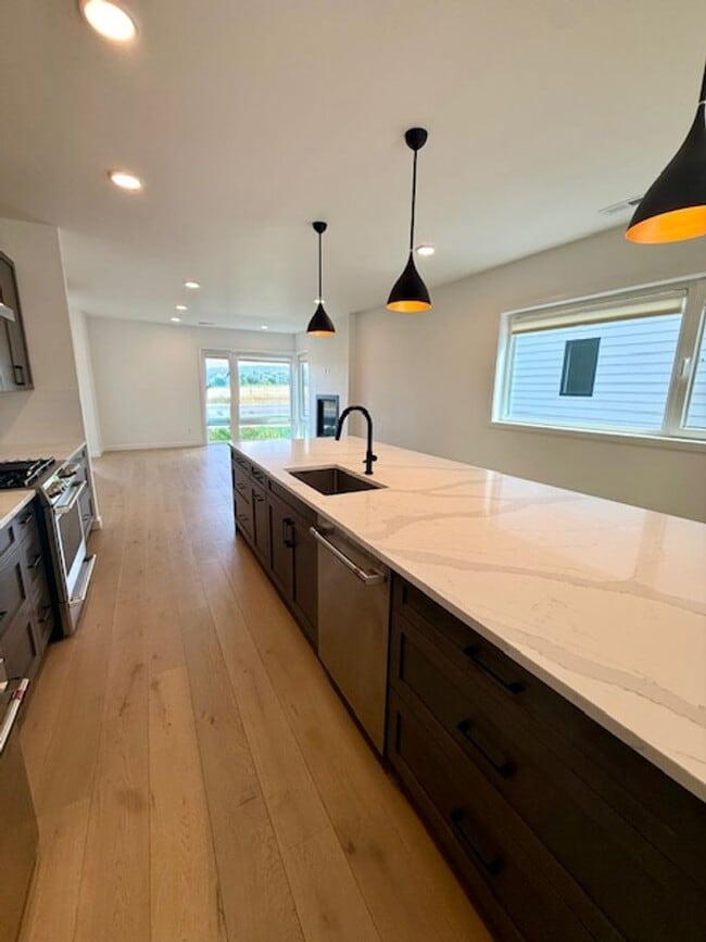 Building Photo - Single Family HOME with 3 Bedrooms 2 1/2 Bathrooms - Where Mountains meet you at upscale living!