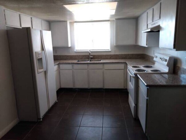 Building Photo - 2112 Sun Ave