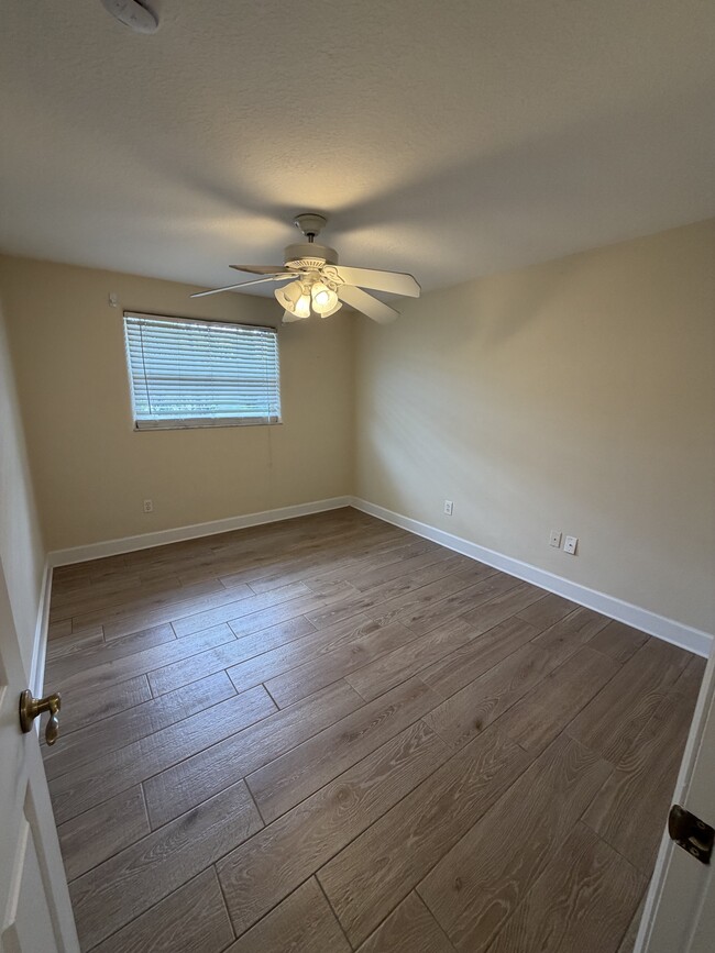 Building Photo - 104 Oakwood Ave
