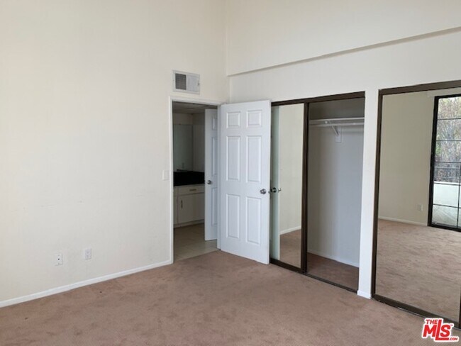 Building Photo - 4353 Coldwater Canyon Ave