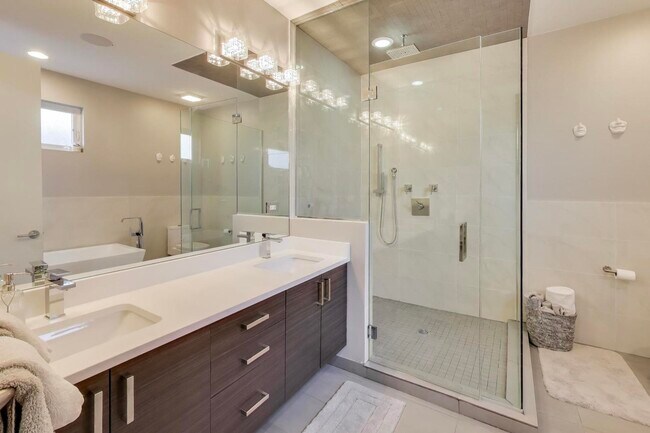 Building Photo - 1632 W Ohio St